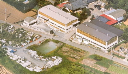 マコト石材店の本社工場（茨城県岩瀬町）です。ここで、誠実施工を実施するための原石加工を行います。