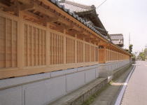 日本古来の和の美を感じる石塀です。