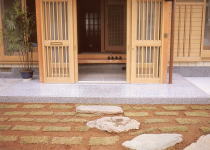 玄関に飛び石を敷き、日本の古来文化を感じます。