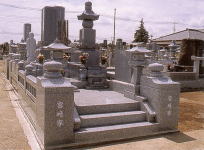 お墓の施工工事例。羽黒青糖目石を使用したお墓。日本有数の高級石材を使用したお墓です。