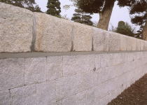 石塀に特殊な石積みを施しました。