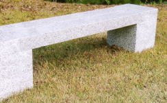 公園に設置した石のベンチです。
